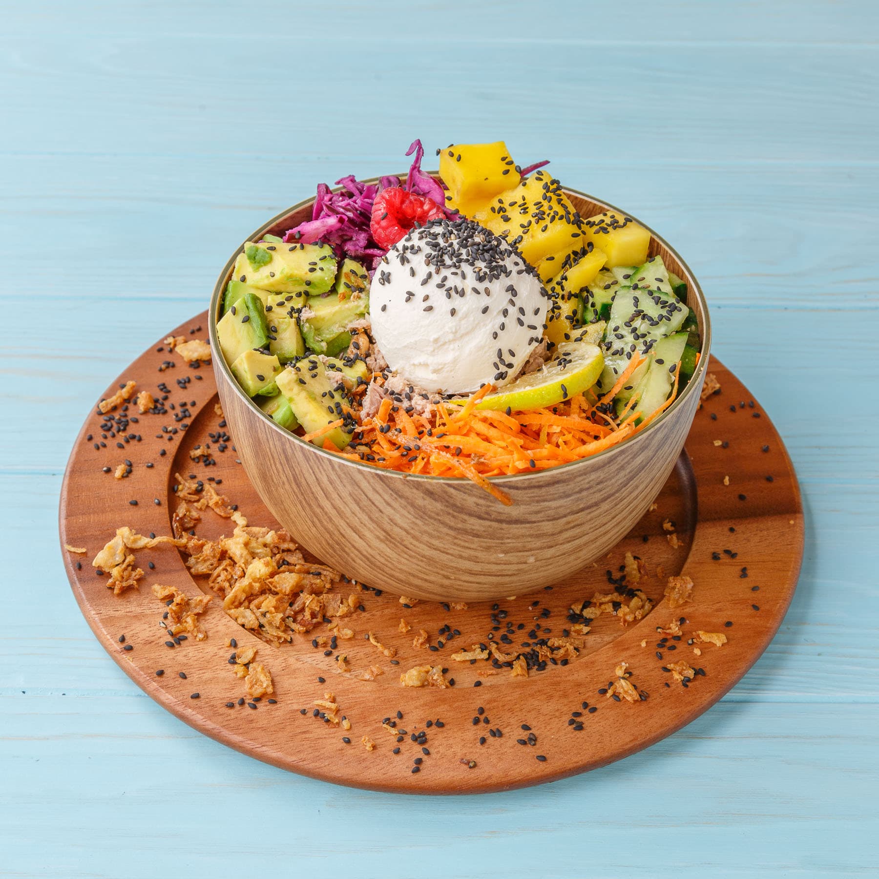 Poké Veggito avec avocat, mangue, chou rouge et carottes